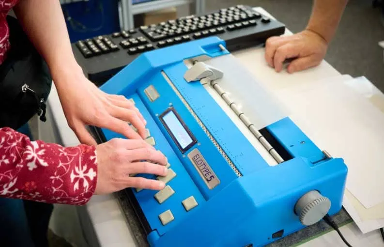 Kunden testen die Elotype5 Braille-Schreibmaschine