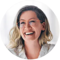 Blonde Dame mit Brille lächelt freundlich