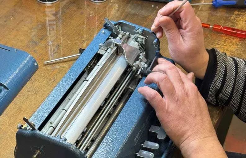 Braillemaschine wird repariert
