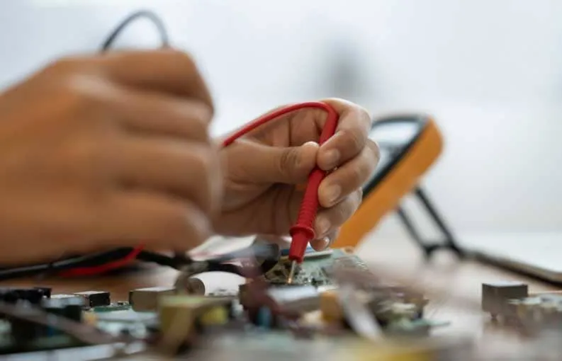 Einzelteile eine Braillemaschine werden gelötet