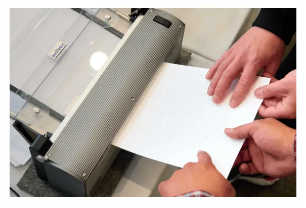 neumodischer Brailledrucker in Silber